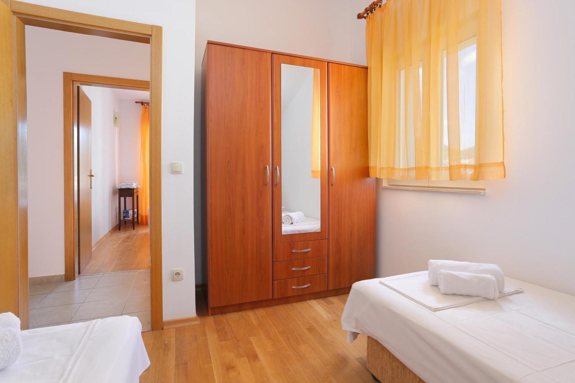 Apartments By The Sea Seget Vranjica, Trogir - 13771 Habitación foto